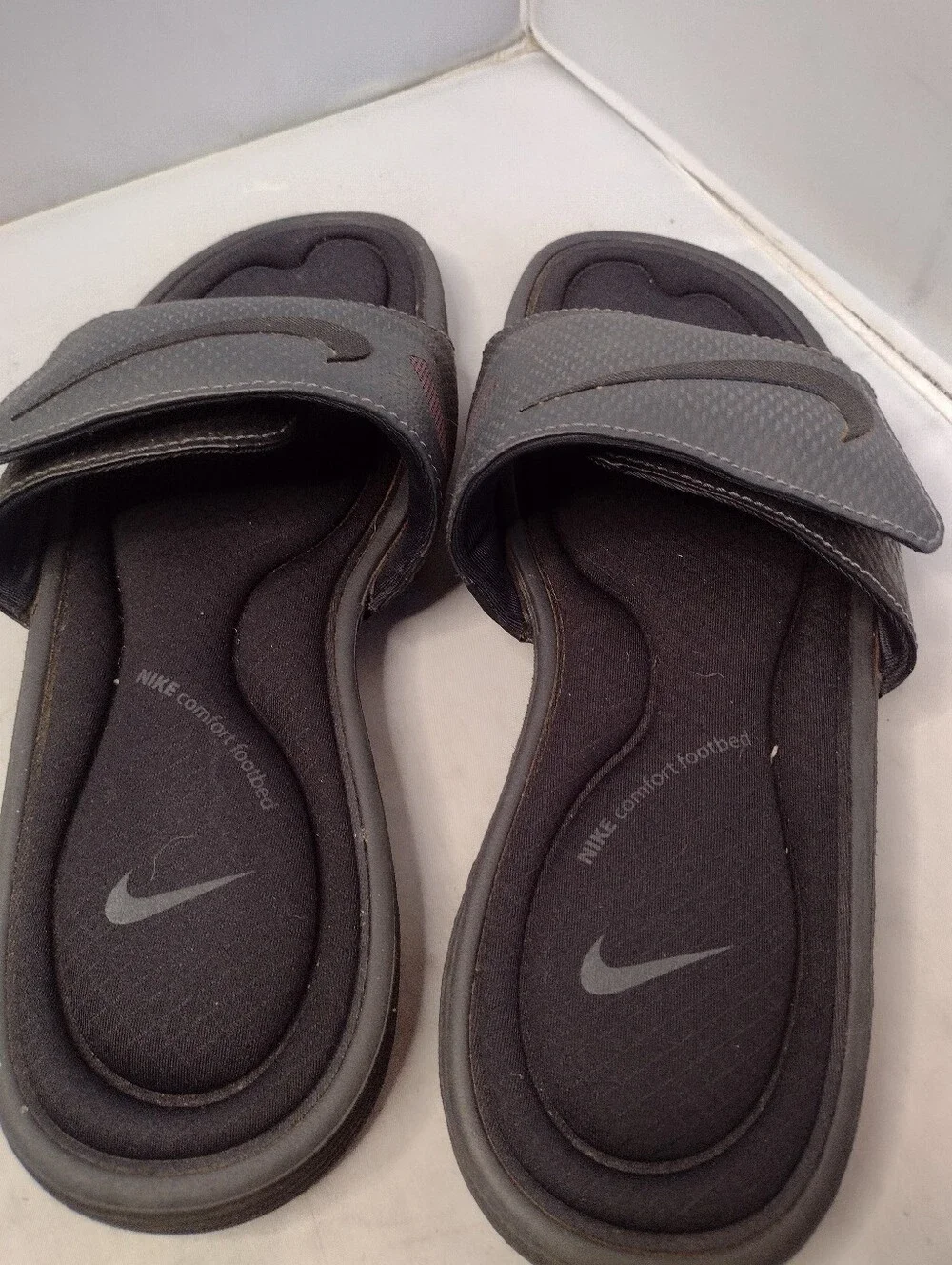 Nike Benassi Solarsoft Mens 9 Black Gray Comfort Slide Sandal A32